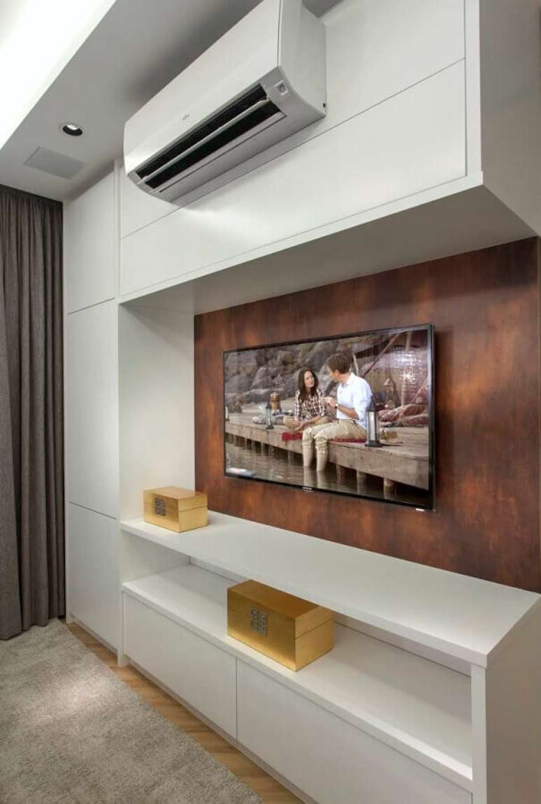 20. Aqui o a&ccedil;o leva um toque aconchegante para a sala de TV toda branca &ndash; Foto: Pinterest