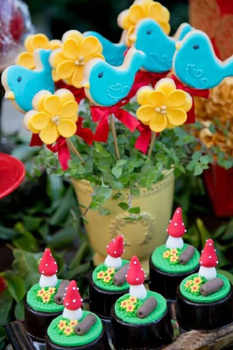 32. Lindos docinhos para decora&ccedil;&atilde;o de mesa em festa Branca de Neve &ndash; Foto: Constance Zahn