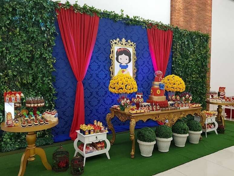 33. M&oacute;veis antigos tamb&eacute;m podem ajudar na decora&ccedil;&atilde;o festa Branca de Neve &ndash; Foto: Cintia Bagliano Ateli&ecirc; Doce