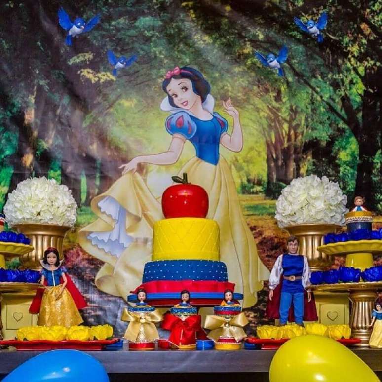 38. Aqui o cenário escolhido para festa da Branca de neve possui a princesa em destaque – Foto: Algue Painel