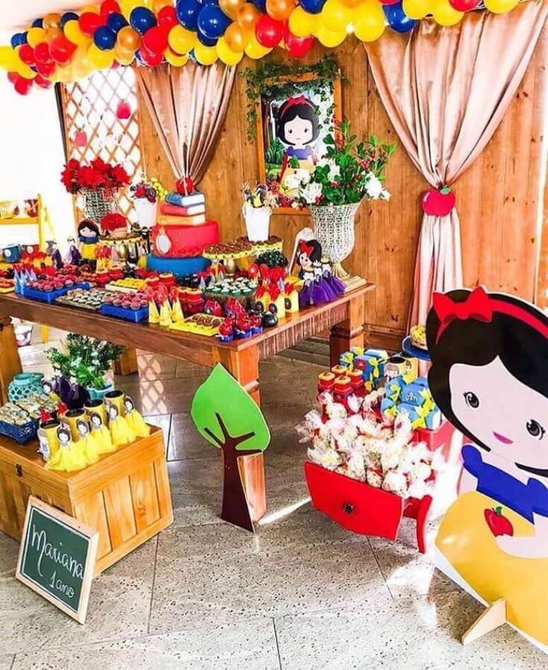 4. Invista em um cenário que vai ajudar a deixar a sua decoração de festa Branca de Neve mais bonita e com o estilo do tema – Foto: Adda Czartoryski Decor