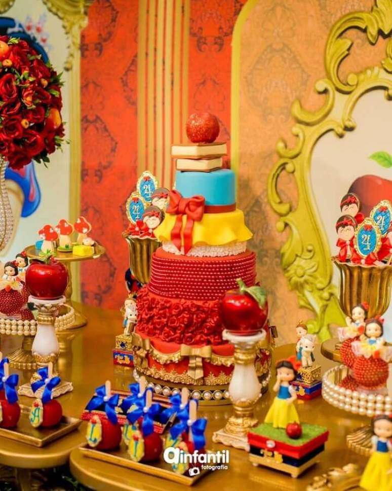 41. Invista em detalhes dourados para deixar a sua decora&ccedil;&atilde;o de festa Branca de Neve com um estilo mais sofisticado &ndash; Foto: WonderFestas