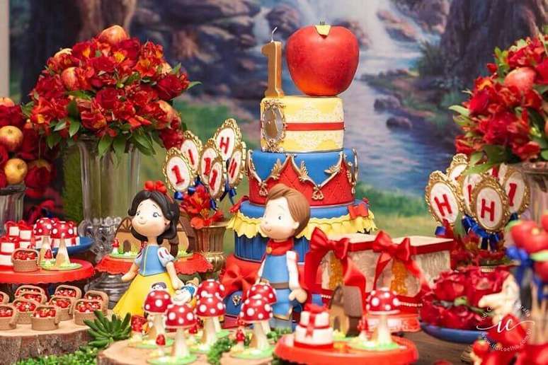 42. Delicada decoração para festa infantil Branca de Neve com arranjo de flores vermelhas e maçãs – Foto: Cida Miyasaki