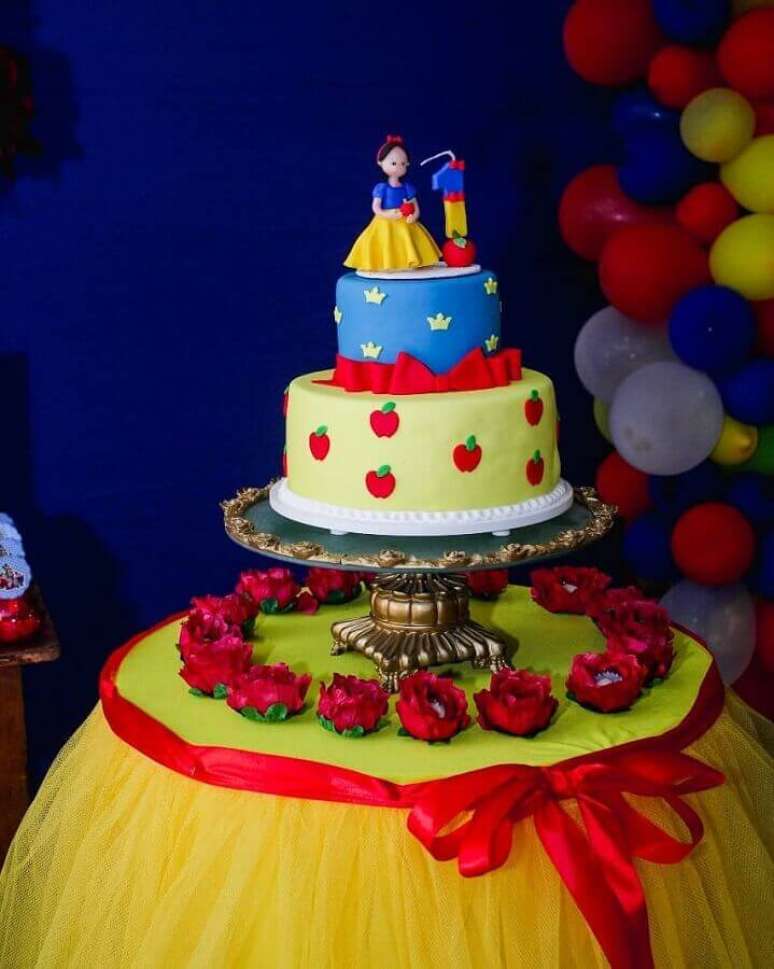 43. Delicado bolo personalizado para festa Branca de Neve – Foto: Bárbara Guimarães