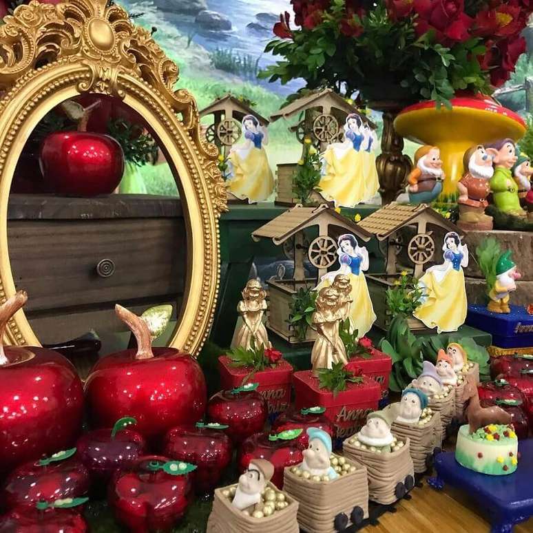 9. Espelhos e maçãs são elementos que não podem ficar de fora da decoração da sua festa infantil Branca de Neve – Foto: Karine Leite