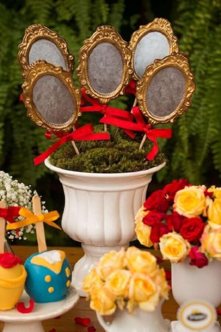 47. Além da maçã, o espelho também é um elemento importante na decoração festa Branca de Neve – Foto: Pinteres