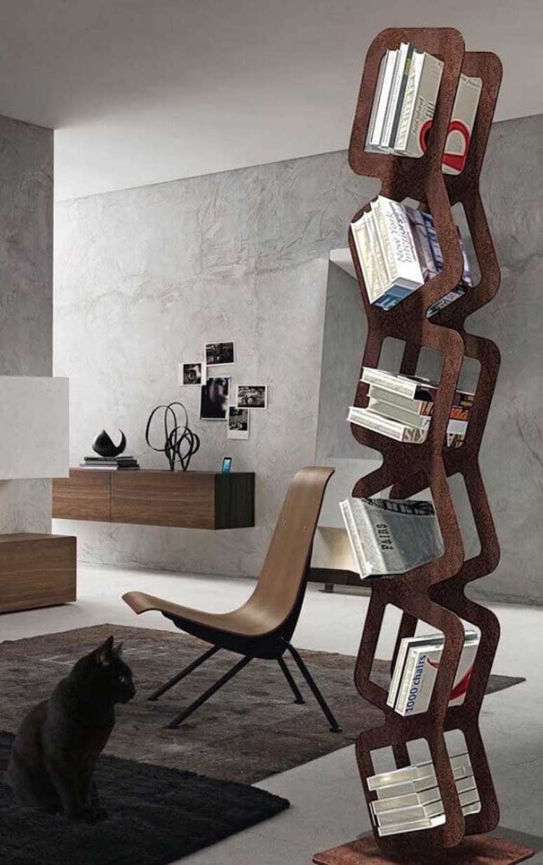 31. Decoração clean com estante de livros diferente em aço corten – Foto: Pinterest