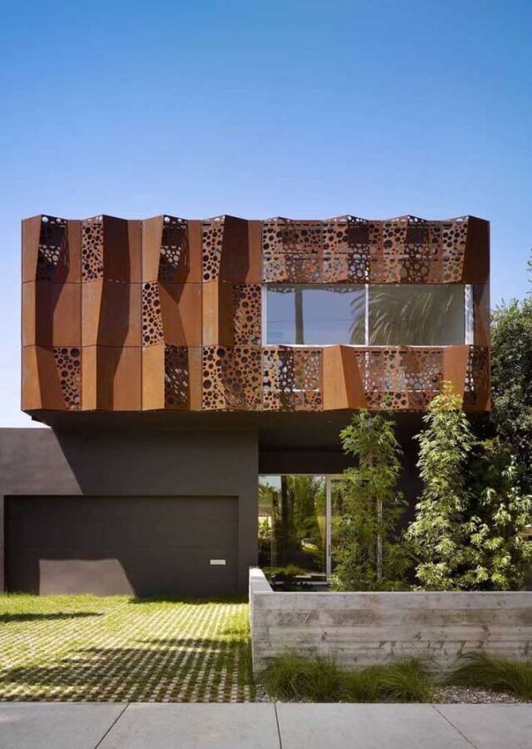 33. Fachada com chapa de a&ccedil;o corten com recortes vazados &ndash; Foto: Archello