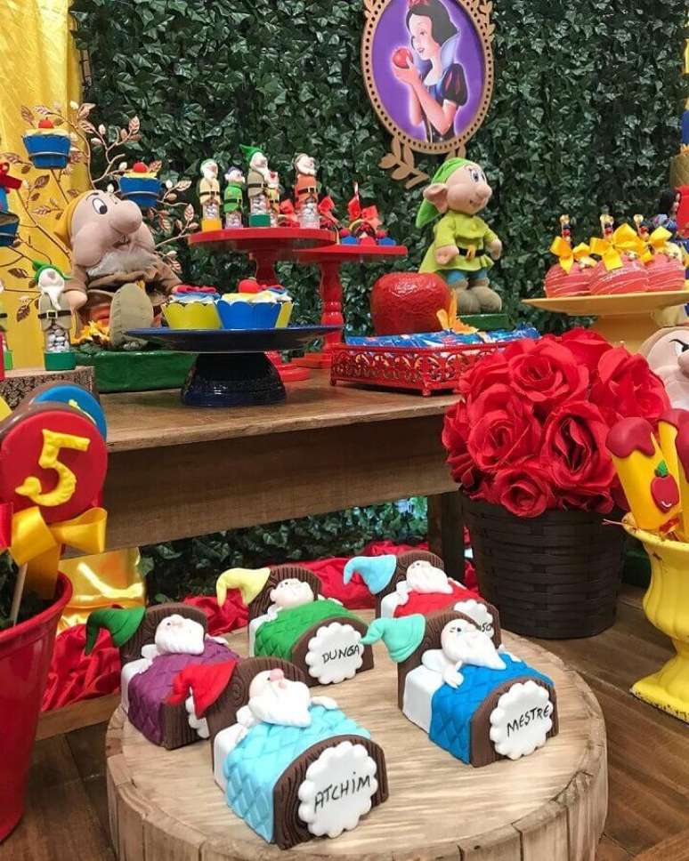 49. Festa branca de neve decorada com painel de folhagens e v&aacute;rios bonequinhos dos personagens &ndash; Foto: Simone Lopes