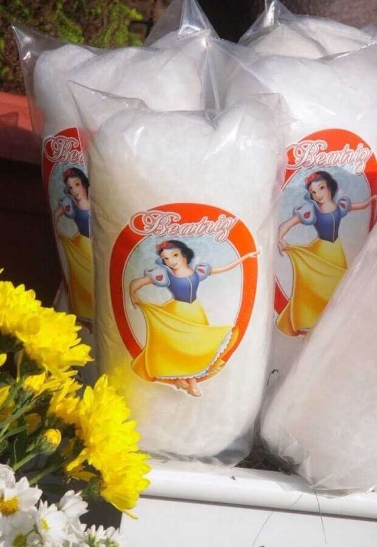 53. Pacotinhos de algod&atilde;o doce personalizados com etiquetas s&atilde;o &oacute;timas lembrancinhas para festa Branca de Neve simples &ndash; Foto: Pinterest