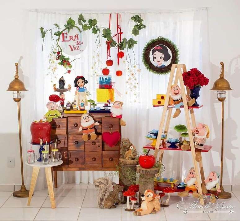 55. Festa branca de Neve simples com detalhes r&uacute;sticos na decora&ccedil;&atilde;o &ndash; Foto: Decorando Sonhos