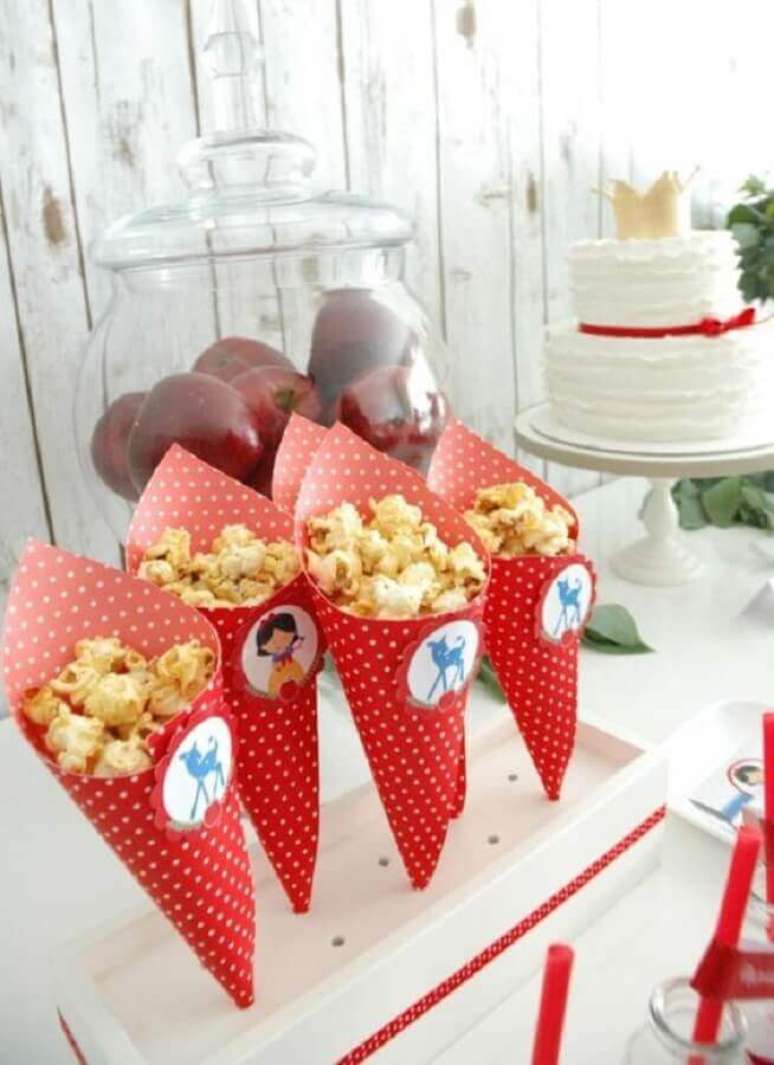 57. As comidinhas da festa Branca de Neve tamb&eacute;m podem ganhar embalagens personalizadas &ndash; Foto: Pinterest
