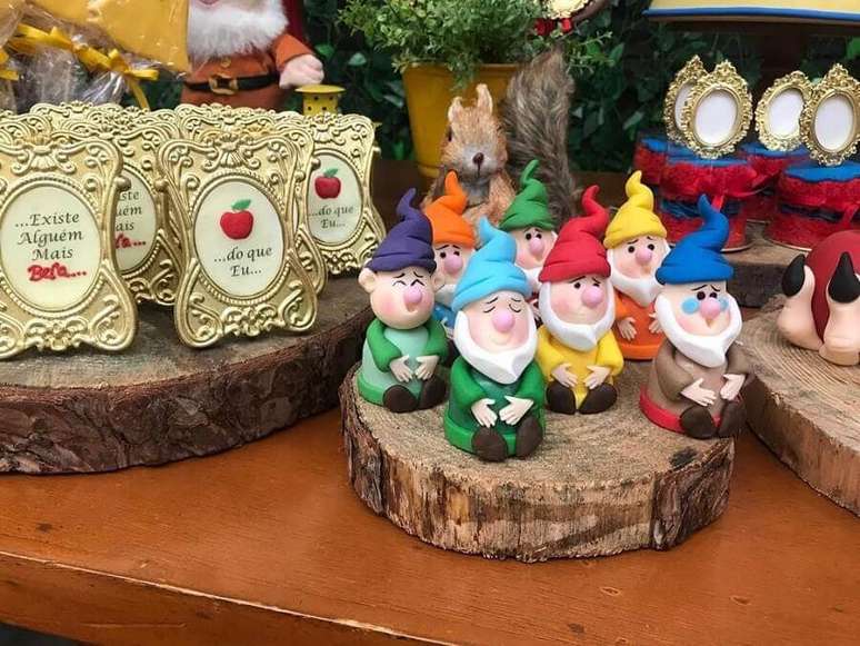 7. Invista em bonequinhos dos sete anões para compor a decoração da festa da Branca de Neve – Foto: Nina Ortega Cake Designer