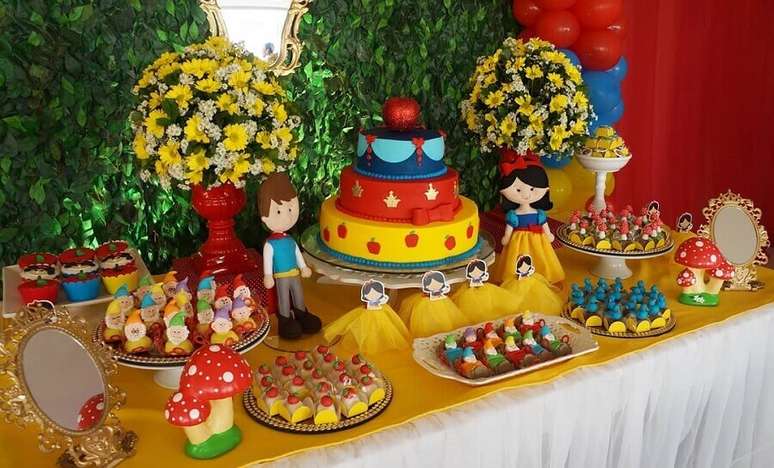 59. Festa infantil Branca de Neve decorada com painel de folhagens e bolo tr&ecirc;s andares &ndash; Foto: Quelarte Ateli&ecirc;