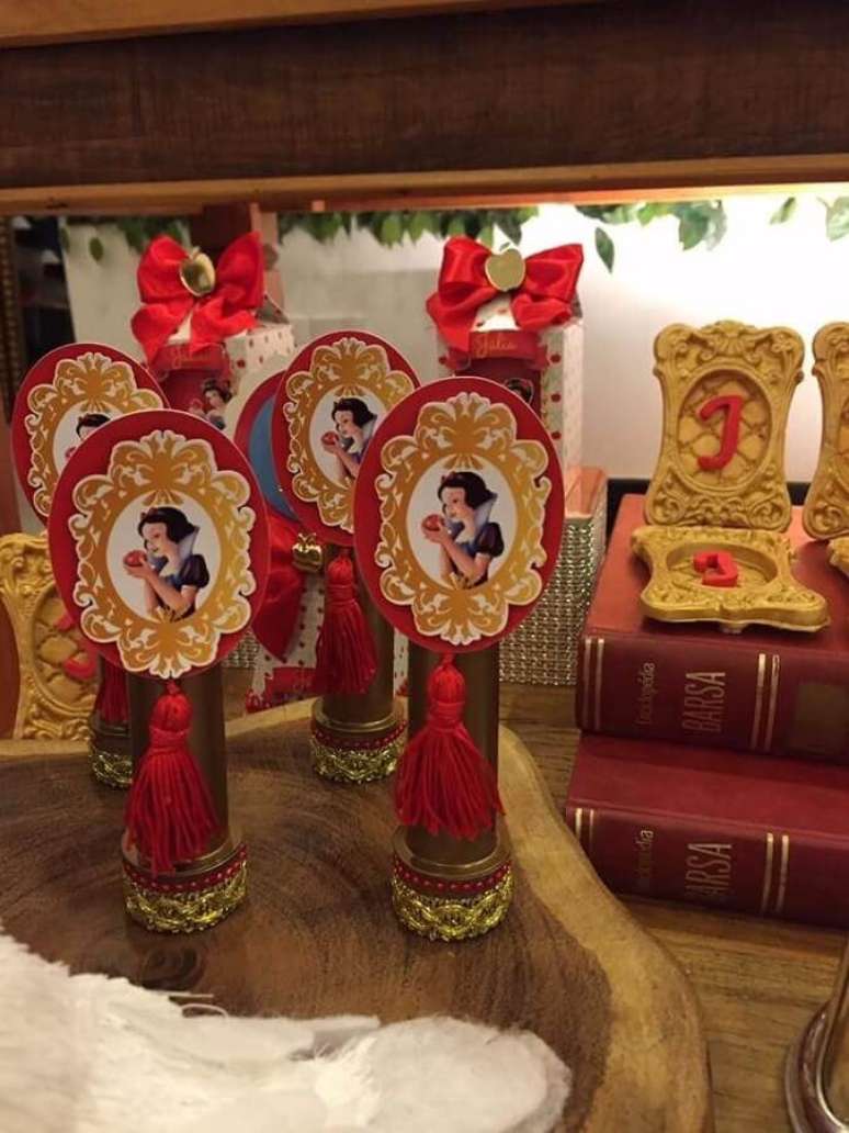 60. Ideia de festa infantil Branca de Neve lembrancinhas com embalagens douradas para um toque sofisticado &ndash; Foto: Pinosy