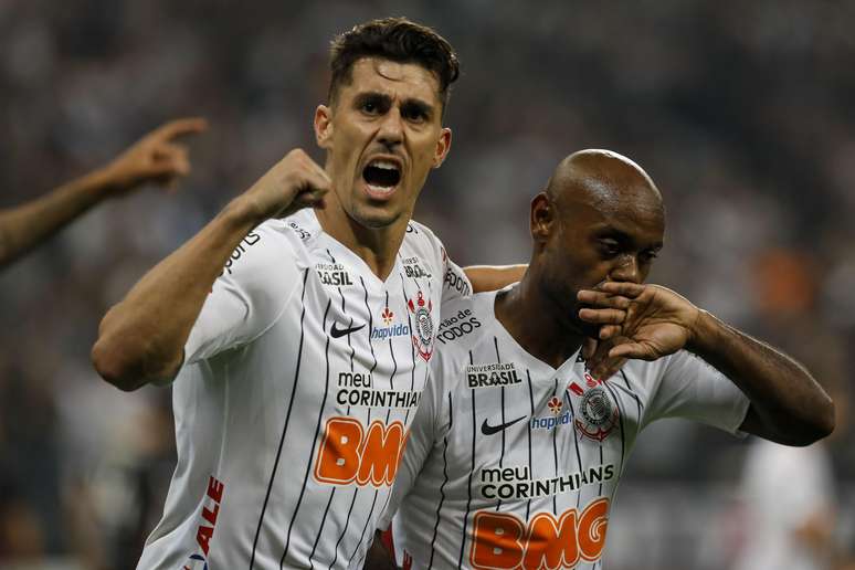 Danilo Avelar e Vágner Love durante o jogo entre Corinthians e Deportivo Lara realizado na Arena Corinthians