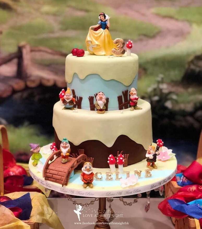 64. Um bolo personalizado pode fazer toda a diferen&ccedil;a na decora&ccedil;&atilde;o festa Branca de neve &ndash; Foto: Love at First Sight