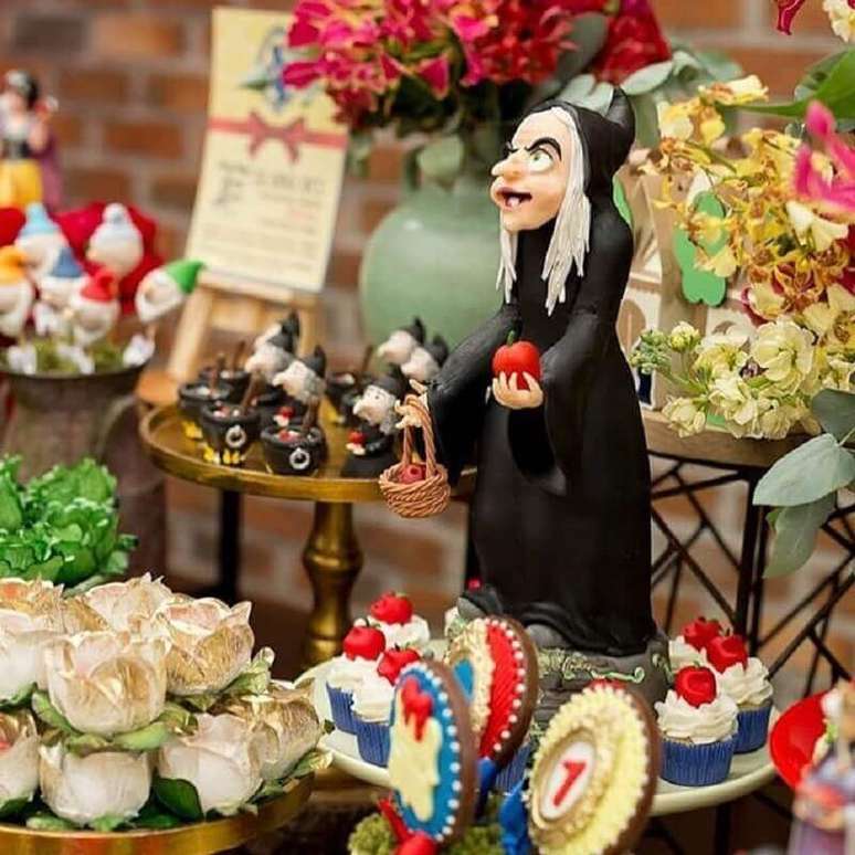 67. Mesa de festa da Branca de Neve decorada com bruxa e docinhos personalizados &ndash; Foto: Bicuit e Arte da Cidy
