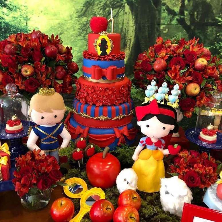 68. Linda mesa decorada com tema festa infantil Branca de Neve – Foto: Si Personalizados