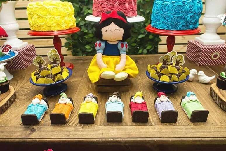69. Decora&ccedil;&atilde;o para mesa de festa Branca de Neve com bonequinhos dos sete an&otilde;es e tr&ecirc;s bolos &ndash; Foto: Arca da Chap&eacute;u