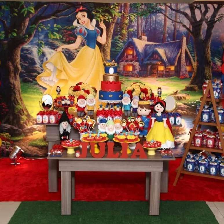 3. O cen&aacute;rio para a decora&ccedil;&atilde;o de festa Branca de neve &eacute; algo necess&aacute;rio para que a festa fique mais bonita &ndash; Foto: Simone Guerra