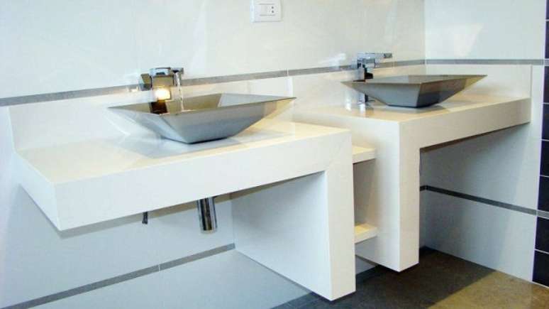 13- A pia de porcelanato para banheiro tem cuba metálica. Fonte: O Azulejista