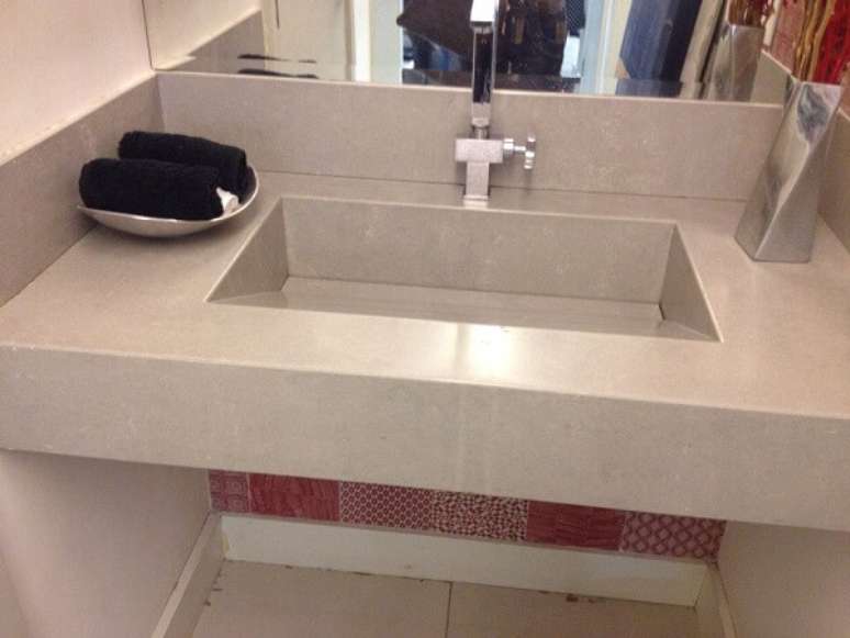 16- A pia de porcelanato para banheiro pode ter cuba esculpida e inclinada. Fonte: Liusn