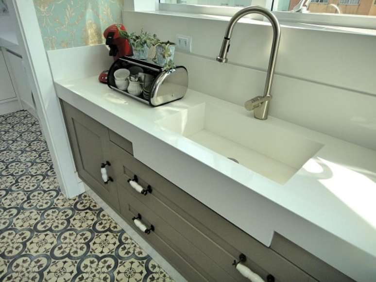 17- A pia de porcelanato cozinha é fácil de higienizar. Fonte: Pinterest