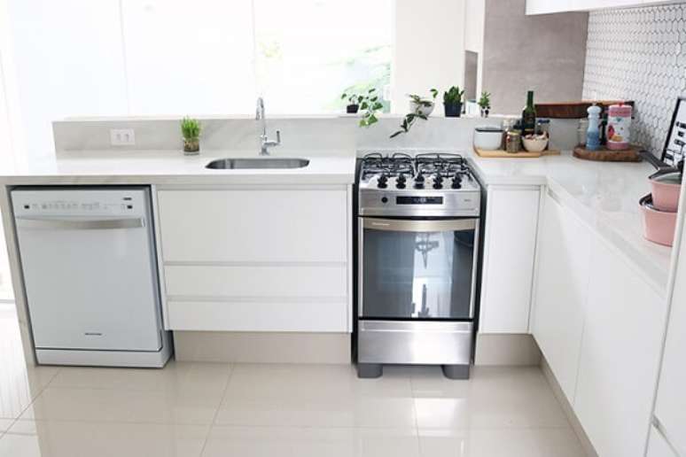 27- A pia de porcelanato cozinha decora de forma personalizada o ambiente. Fonte: Blog de Aventuras