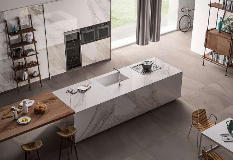 28- A pia de porcelanato na bancada tipo ilha com cooktop deixa o ambiente moderno. Fonte: Porcelanato Design