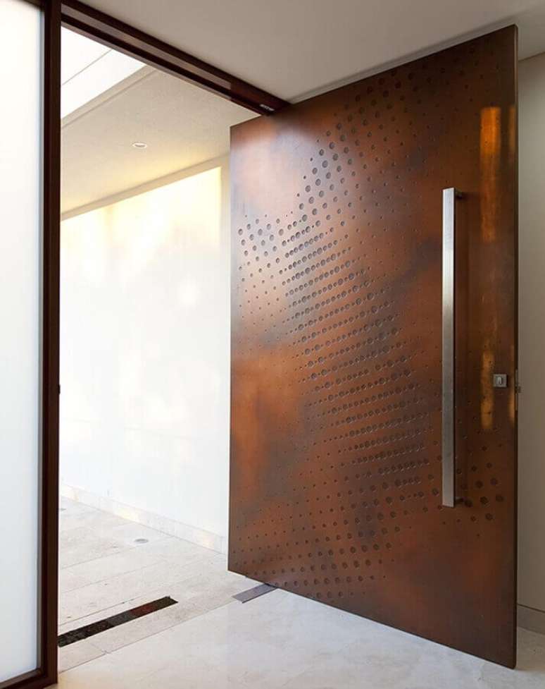 4. Para um toque contemporâneo na sua fachada utilize a tinta aço corten para pintar portas e janelas – Foto: DiCh Studio