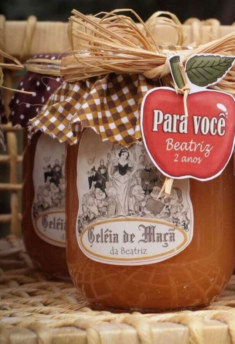 12. Gel&eacute;ia de ma&ccedil;&atilde; em potes personalizados s&atilde;o &oacute;timas ideias de festa infantil Branca de Neve Lembrancinhas &ndash; Foto: Pinterest