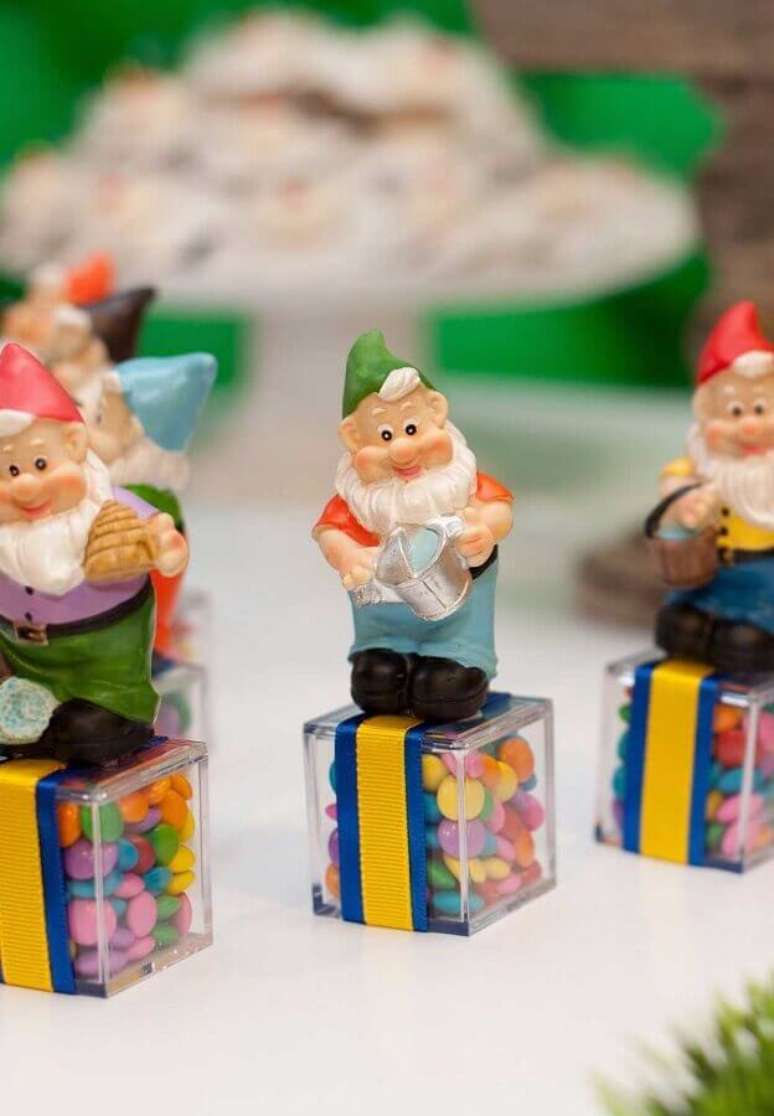 13. Jujubas dentro de caixinhas personalizadas são ótimas para festa infantil Branca de Neve lembrancinhas – Foto: Pinosy