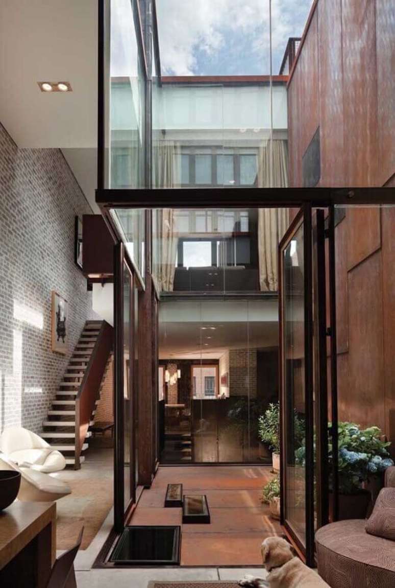45. Linda inspira&ccedil;&atilde;o de casa moderna com paredes de vidro e a&ccedil;o corten &ndash; Foto: Architizer