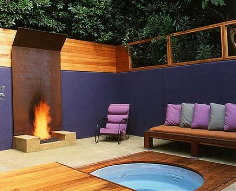 53. Nessa &aacute;rea externa o a&ccedil;o corten foi utilizado junto com a madeira deixando o ambiente super charmoso &ndash; Foto: Casa Decorada