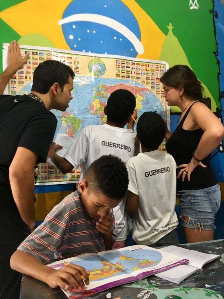 Aulas de geografia estão entre as que o projeto no Rio de Janeiro oferece a crianças brasileiras