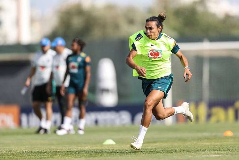 Marta corre durante treinamento da Seleção