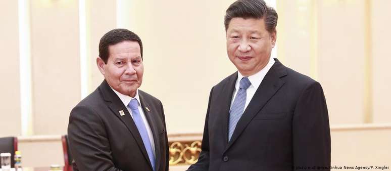 Vice Hamilton Mourão (esq.) confirmou-se como interlocutor fidedigno para presidente Xi Jinping