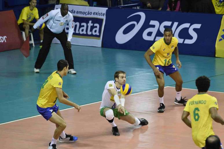 Linha de passe com Douglas, Thales e Lucarelli (Marcos Ribolli/Vôlei Renata)