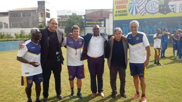 Da esquerda para a direita, o roupeiro Paulo Camburão, Thiago Cunha, o auxiliar Gilberto, Wayne Forde, Carlos Roberto e Gaúcho (Foto: Divulgação/Madureira)