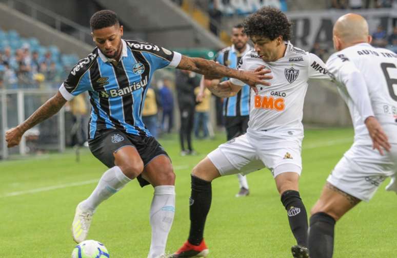 André(à esquerda) perdeu pênalti, não jogou bem e acabou subtituiído por Felipe Vizeu, que abriu o placar a favor do Grêmio- (Murilo Carvalho/Agência F8/Lancepress!)