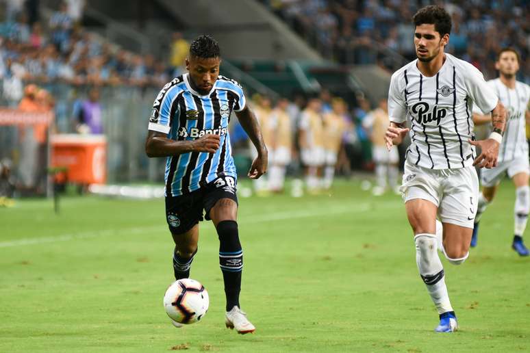 Marinho, que estava no Grêmio, durante partida pela Libertadores contra o Libertad