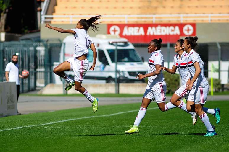 Ary (E), jogadora do São Paulo, comemora seu gol durante partida contra o Palmeiras, válida pela sétima rodada do Grupo 01 da segunda fase do Campeonato Paulista de Futebol Feminino 2019