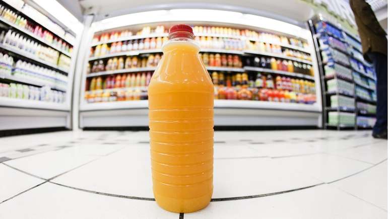 Dos laranjais às prateleiras de supermecados no exterior, o suco brasileiro percorre um longo caminho