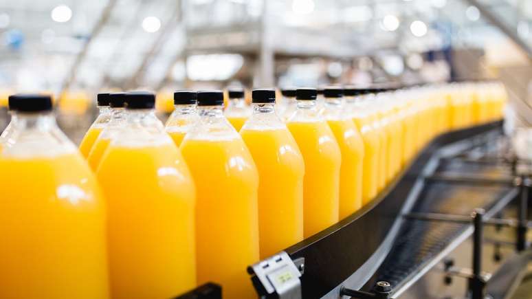 Brasil domina produção e exportação do suco de laranja, mas produto é engarrafado no mercado consumidor