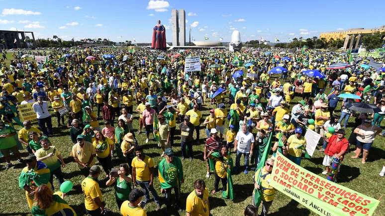 Manifestantes reunidos em frente ao Congresso Nacional, em Brasília