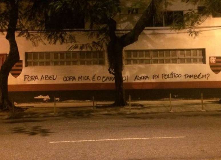 Torcida do Flamengo ironiza diretor do Flamengo Cacau Cotta após frase polêmica dita na TV.