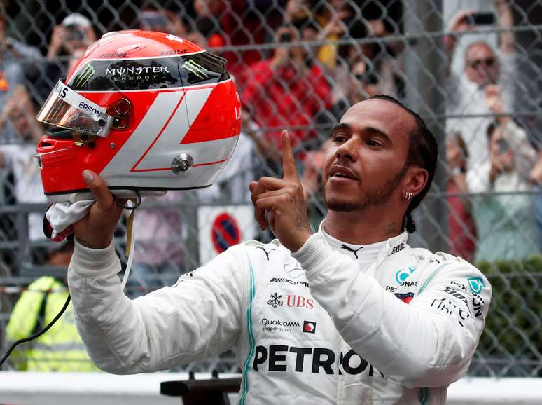 Lewis Hamilton comemora triunfo em Mônaco