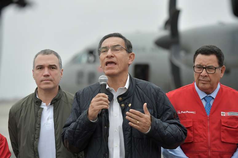 O presidente peruano Martin Vizcarra (ao centro) deixou Lima mais cedo nesta manhã para analisar o dano após o forte terremoto que atingiu a região de Loreto