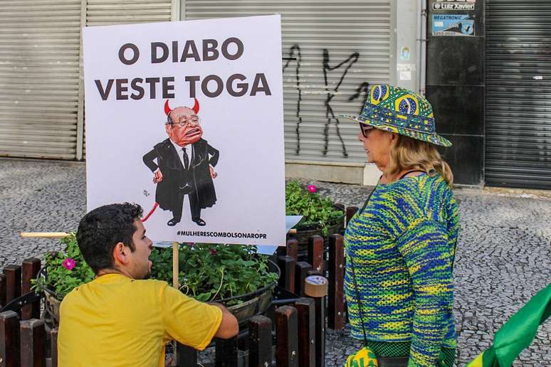 Manifestação pró-governo em Curitiba, no Paraná, critica o Supremo Tribunal Federal